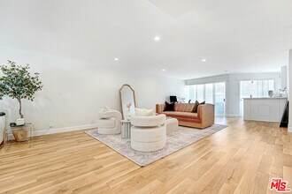 Building Photo - 339 N Oakhurst Dr