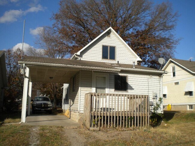 Building Photo - 1002 East Broadway