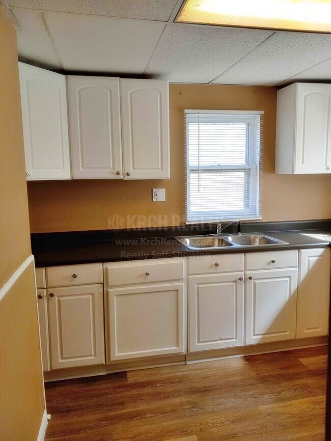 Building Photo - Spacious 3 bedroom, 1 bathroom home!