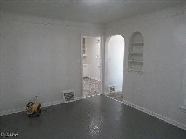Building Photo - 13818 Belleshire Ave