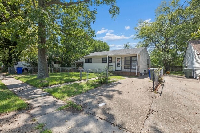 Building Photo - 211 Woodview Ave