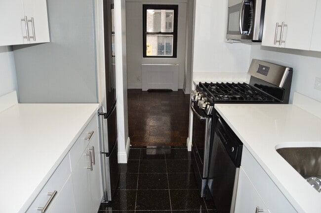 Building Photo - 400 E 89th St