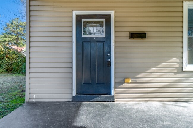 Building Photo - 1552 Fleetwood Ave