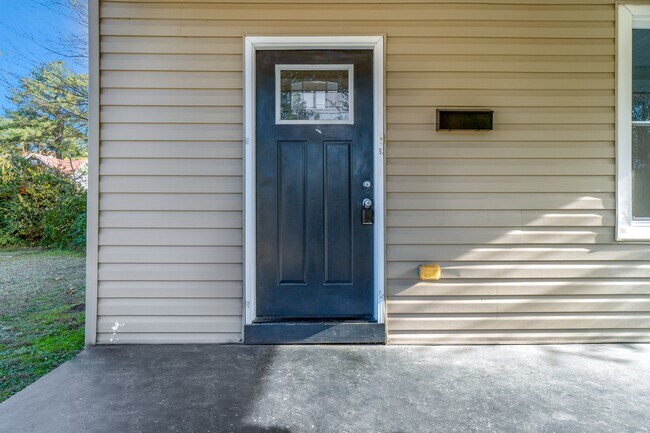 Foto del edificio - 1552 Fleetwood Ave