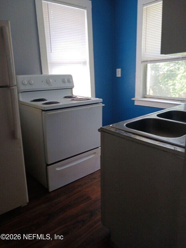 Foto del edificio - 1243 W 25th St