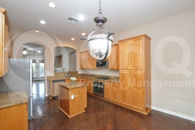Building Photo - 6838 S Pinehurst Dr