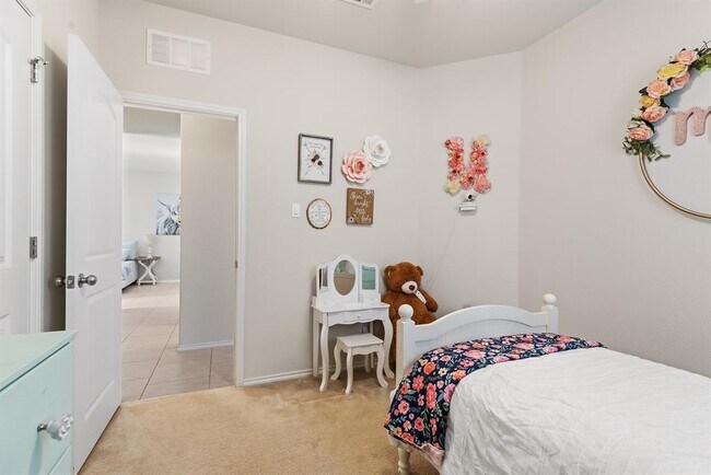 Building Photo - 125 Carlina Lp