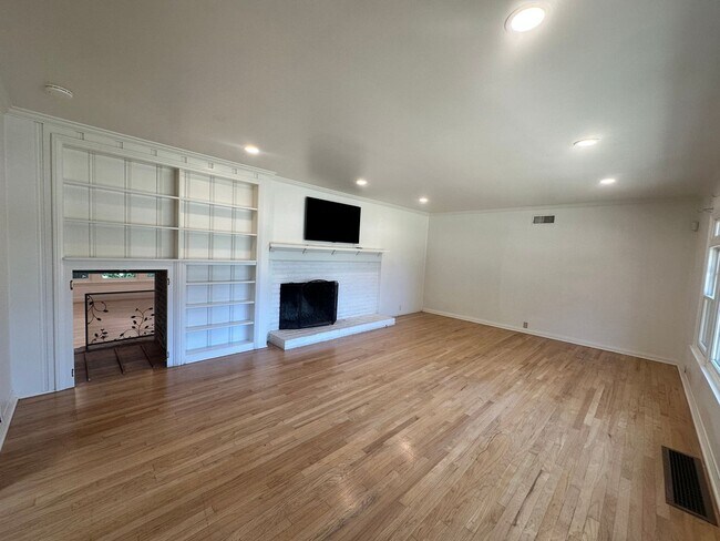 Foto del edificio - Spacious home located in Beverly Glen coming soon!