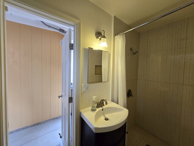 Foto del edificio - 2142 Damon St