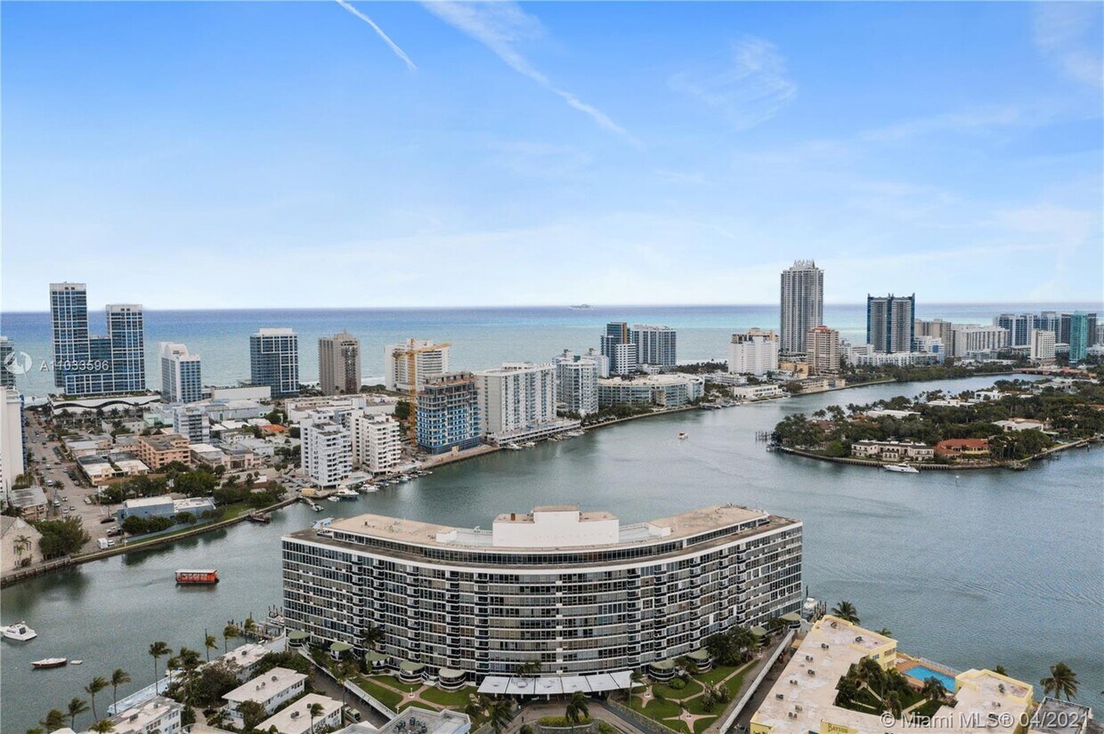 Foto principal - 900 Bay Dr