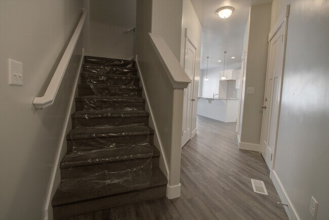 Building Photo - Pet Friendly Lehi Townhome
