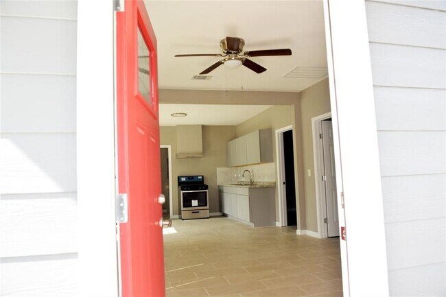 Building Photo - 6 Burr St