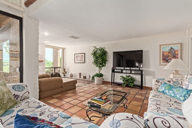 Building Photo - RESORT Style FULLY-FURNISHED Condo in Para...