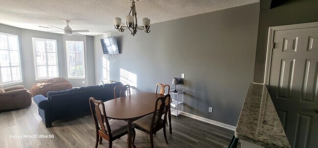 Sala de estar y comedor - 140 Brentwood Dr