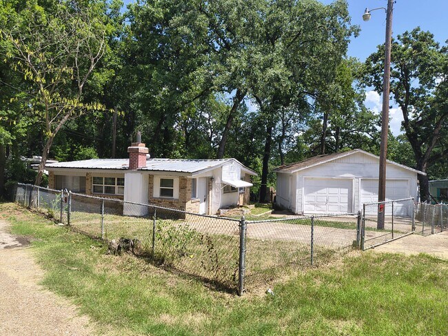 Foto del edificio - 708 Hickory Hill Ln