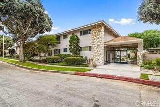 Building Photo - 3210 Merrill Dr