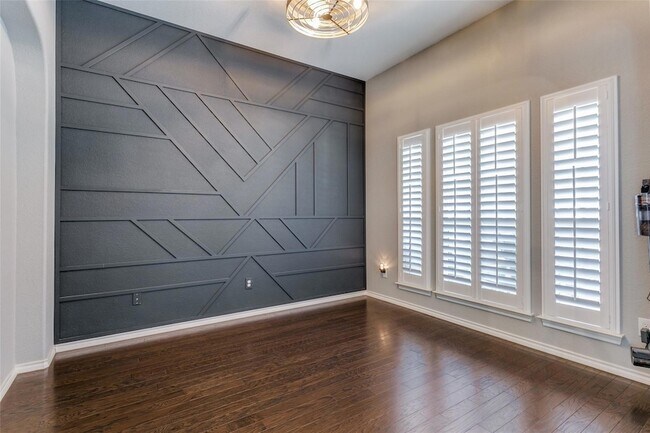 Building Photo - 5056 Holliday Dr