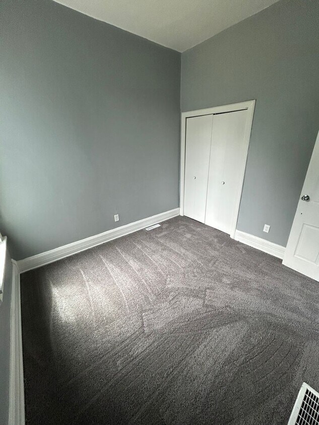 Building Photo - Now Leasing! Close to Downtown