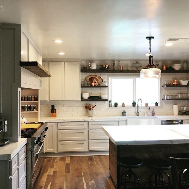 Foto del edificio - 9621 Central Ave