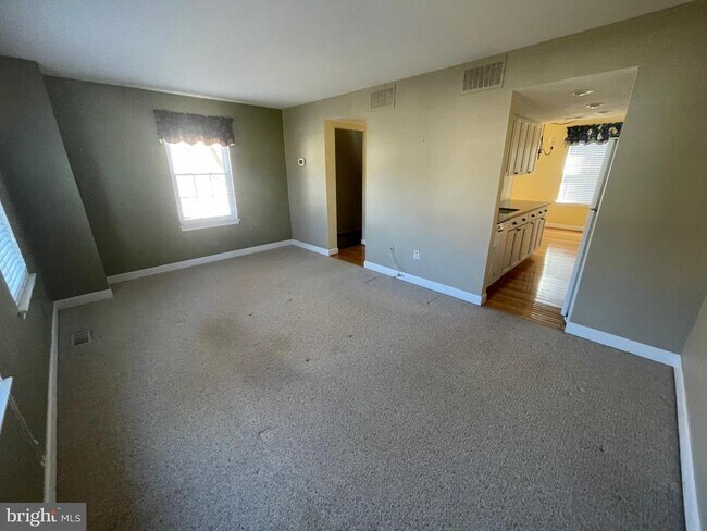 Foto del edificio - 6304 Ducketts Ln
