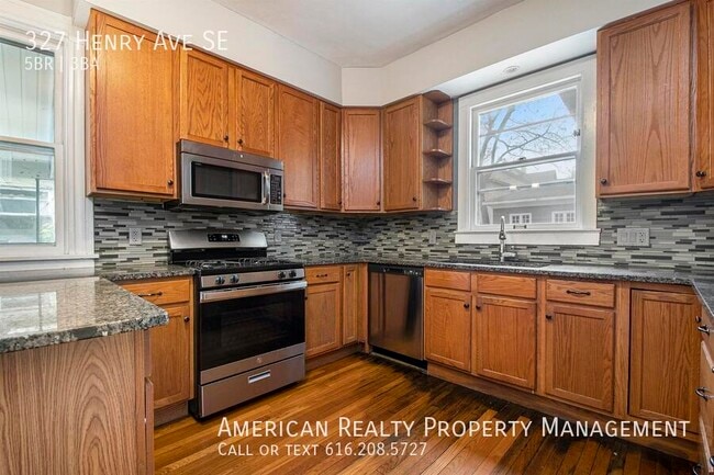 Building Photo - 327 Henry Ave SE