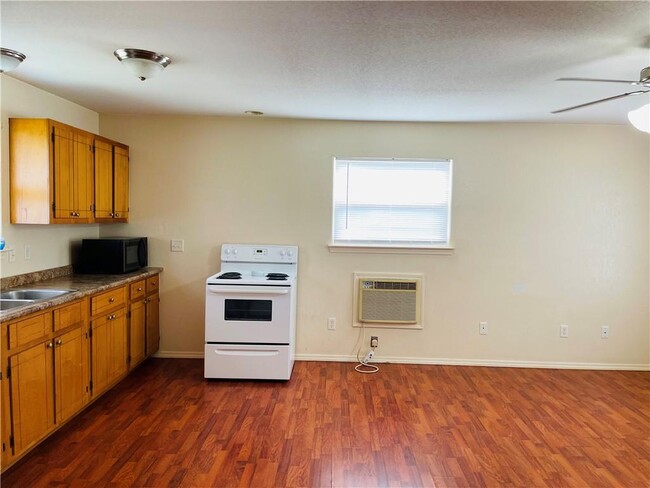 Building Photo - 12224 Cavewood Rd