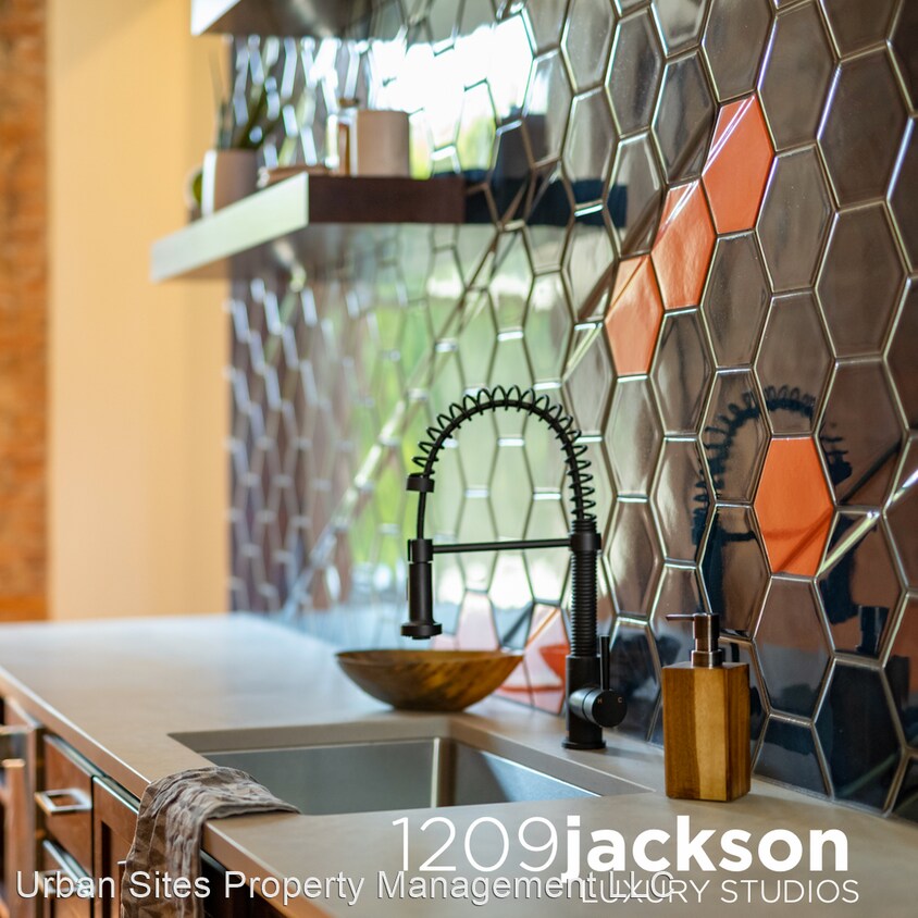 Primary Photo - 1209 Jackson St