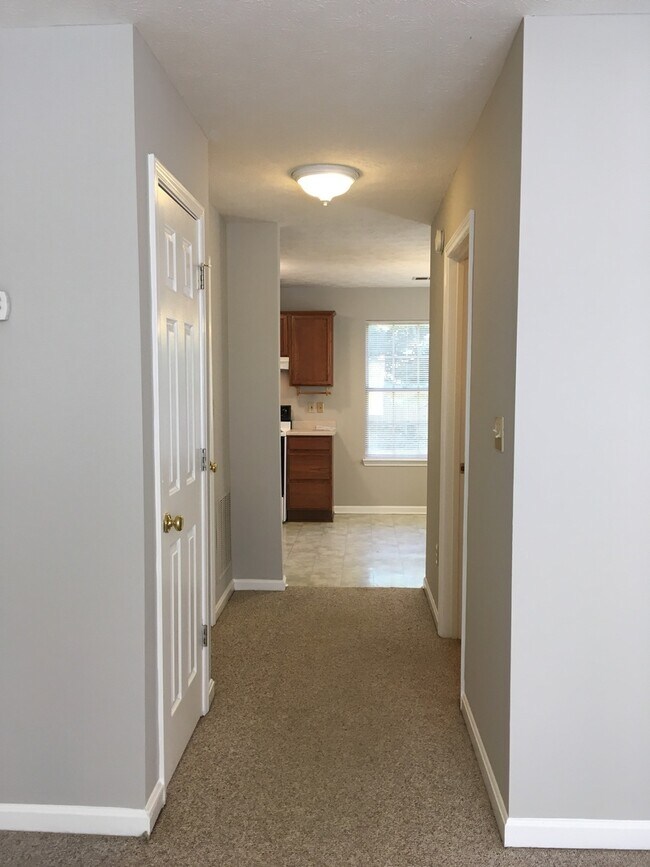 Foto del edificio - Lovely Townhouse! Fresh Paint, New Carpet, All Electric!  W/D Included, Privacy Fenced Backyard