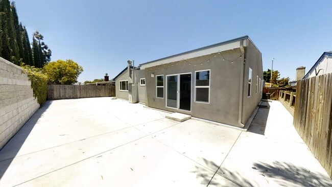 Building Photo - 5371-5371 Hewlett Dr