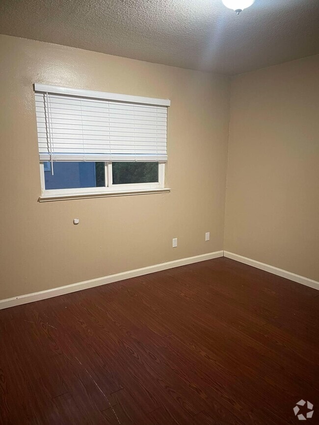Building Photo - 1364 Hobart Dr