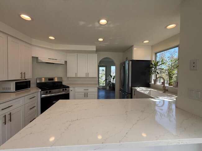 Foto del edificio - Recently Remodeled Spring Valley Home, 2 Car Garage, Vaulted Ceilings, Multiple Balconies