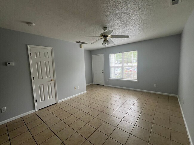 Building Photo - Beautiful 2 bedroom 1.5 bath townhouse. Lo...