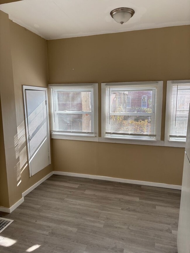 Building Photo - 2 Bedroom, 1 Bath House