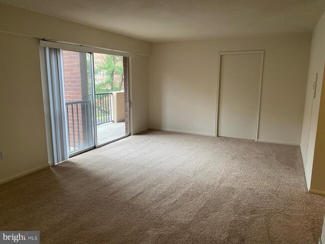 Building Photo - 1300 Army Navy Dr
