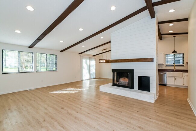 Building Photo - 3925 Pebble Creek Dr
