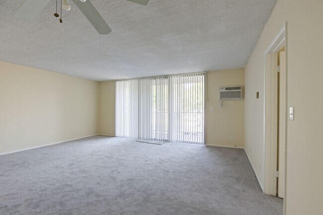 Foto del edificio - 8421 Lindley Ave