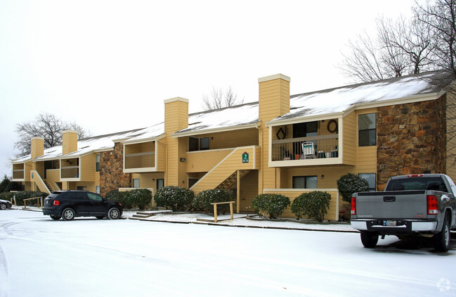 Building Photo - The Oaks Apartments