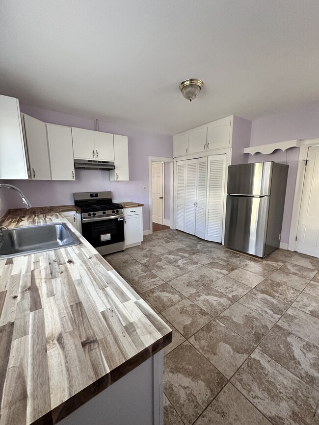 Kitchen - 119 Homer Ave