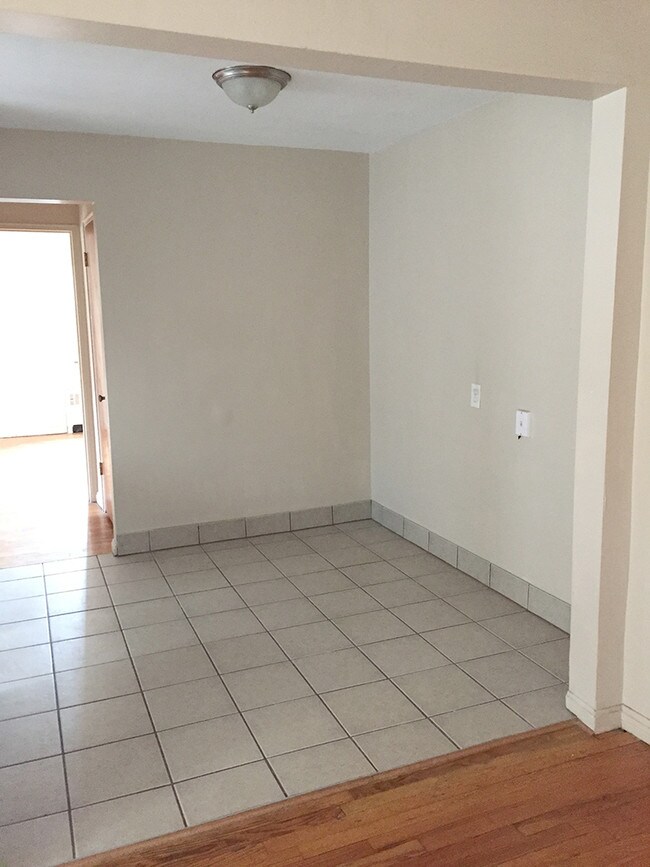 Área de comedor - 6842 Montgomery Rd