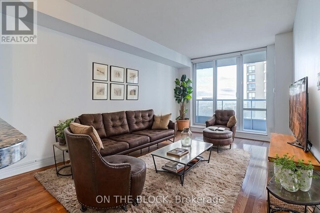 Photo du bâtiment - 33 Elm Dr W