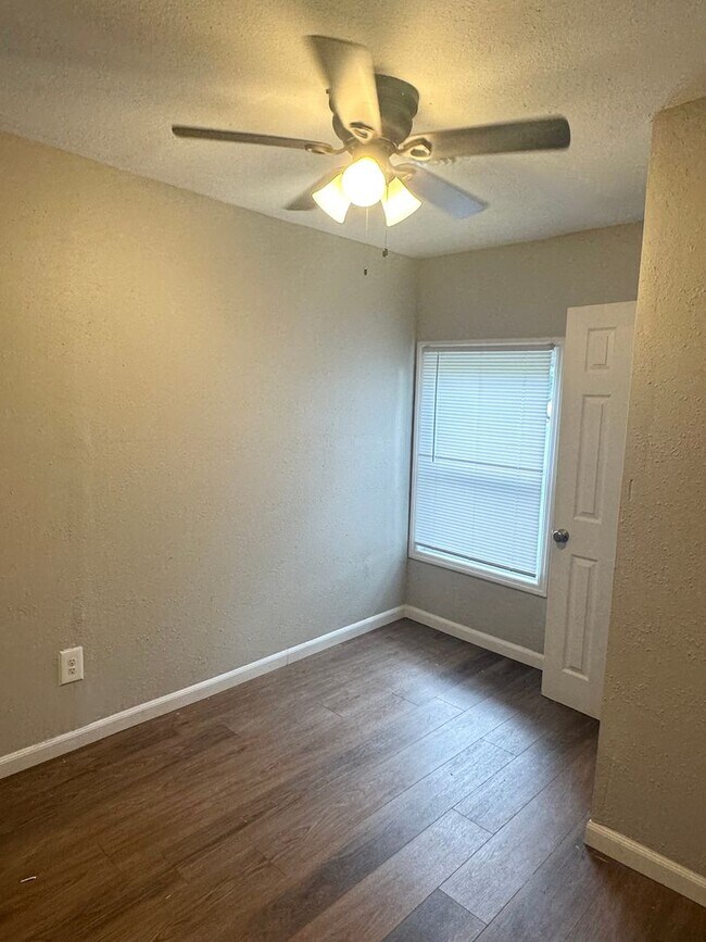 Foto del edificio - Charming 3-Bedroom Home with Spacious Back...