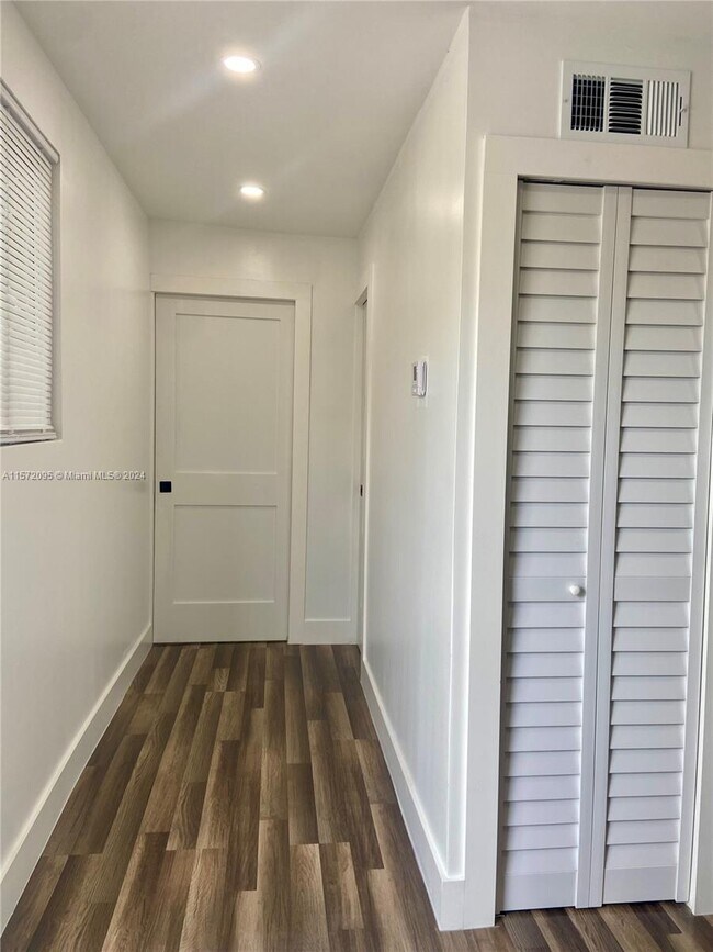 Foto del edificio - 2450 NW 68th St