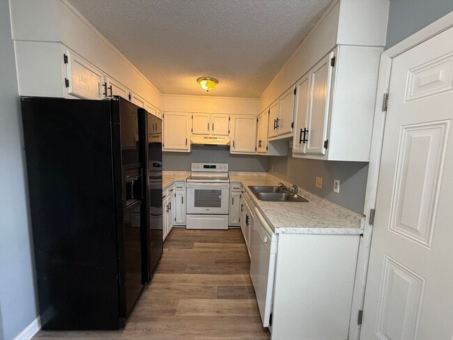 Building Photo - Nice 2 bedroom,  1.5 bath townhouse
