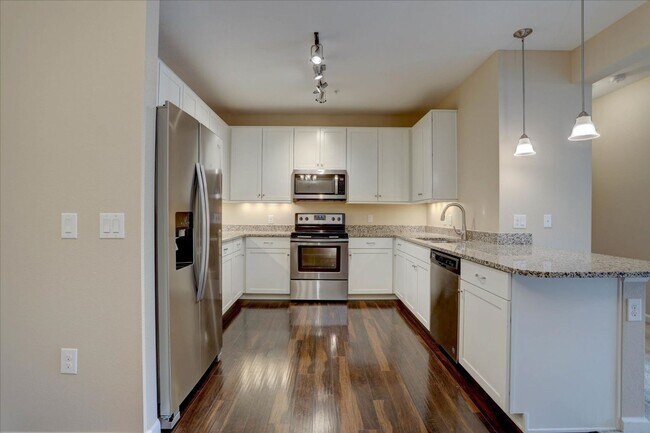 Foto del edificio - 2nd Floor, 2 bed, 2bath, Community Pool!