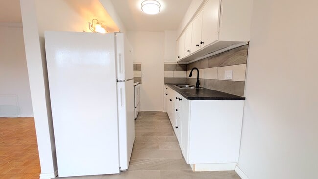 Building Photo - 3015 Sandwich St.