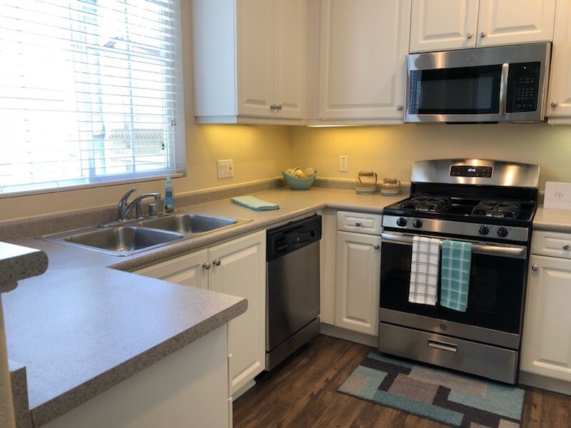 Foto principal - 10928 Evening Creek Dr E