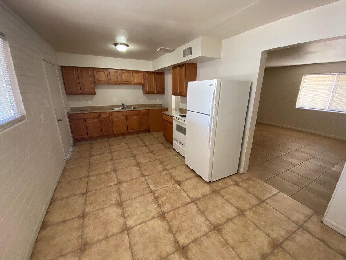 Kitchen - 4811 N 15th Ave