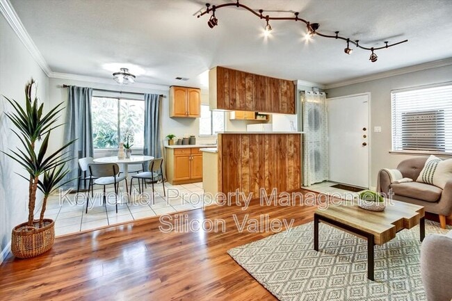 Foto del edificio - 329 Blossom Hill Rd