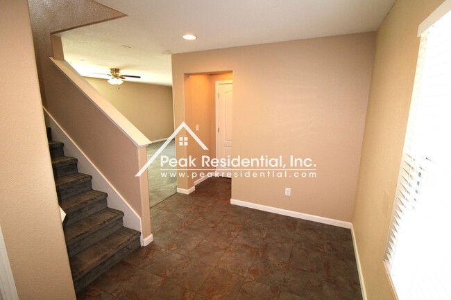 Foto del edificio - Wonderful Sacramento 3bd/2ba Home with 2 C...