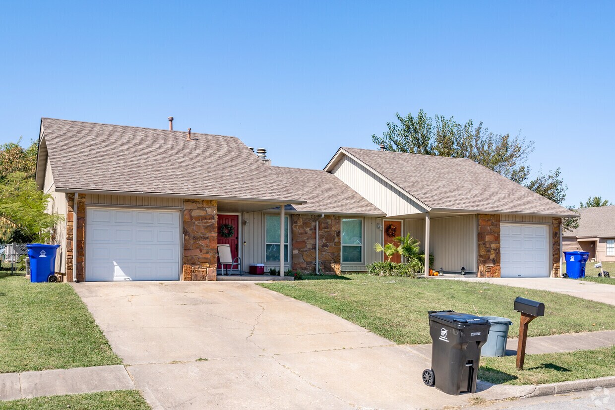 Primary Photo - 1034 N Oak Ct